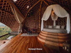 SelatCamaya Bali - Magical Bamboo Houses的蒙古包内一间卧室,配有一张床