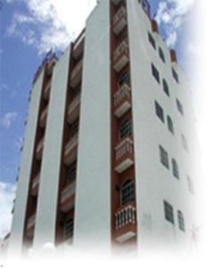 巴拿马城西班牙大道酒店的一座高大的白色建筑,设有阳台
