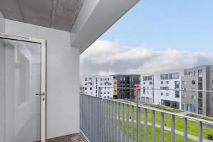 雷克雅未克Modern apartment in great location Reykjavik的阳台享有部分建筑的景致。