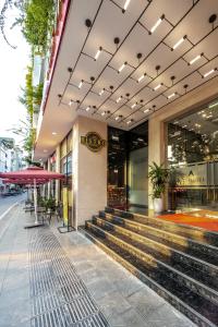 河内A25 Hotel - 18 Nguyễn Hy Quang的商店前有楼梯的建筑