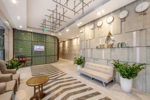 河内A25 Hotel - 18 Nguyễn Hy Quang的商店的大厅,墙上挂着时钟