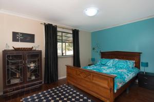 埃斯佩兰斯胡桃夹子山林小屋的一间拥有蓝色墙壁的卧室、一张床和窗户