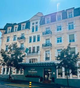 洛桑Hotel Mirabeau, BW Signature Collection, Lausanne的街道拐角处的大建筑