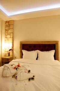 卡斯托里亚钻石河度假酒店及水疗中心的卧室配有白色床和毛巾