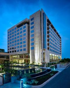 浦那Hyatt Regency Pune Hotel & Residences的夜间酒店 ⁇ 染