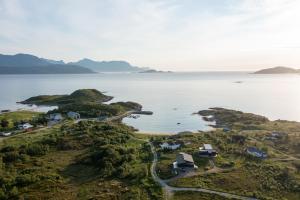 特罗姆瑟Brensholmen Beach House的水中小岛的空中景观