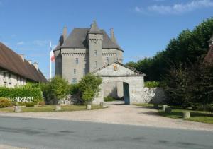Saint-MaixantChâteau De Saint-Maixant的一座古老的城堡,在一条道路中间有一个大门