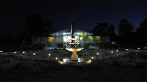 尤罗亚卡斯特极客汽车旅馆的一座建筑,在晚上前方有一个喷泉