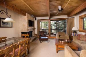 阿斯潘1 Bedroom Mountain Residence In The Heart Of Aspen With Amenities Including Heated Pool, Hot Tubs, Game Room And Spa的客厅配有沙发和桌子