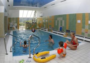 大洛西尼戴安娜康体酒店的一群人在游泳池里