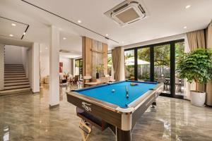 岘港Luxurious 500m Villa, Private Pool, 300m to beach的房屋内带台球桌的房间