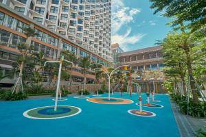 美奈Mandala's Apartments Resort - Mui Ne的城市中心的一个游乐场