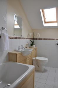 波塔当Cherryville House的白色的浴室设有水槽和卫生间。