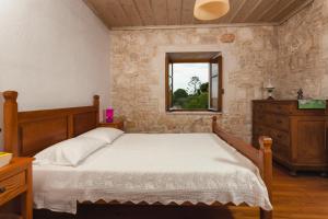 瓦西里科斯Villa Ampeli的一间卧室设有一张床和一个窗口