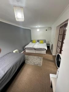 卢顿Luton City Escape - Modern 1BR Apartment的一间卧室配有两张床和电视。