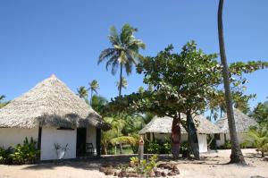 因巴塞恩特沃特斯酒店的海滩上几间棕榈树小屋