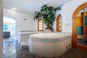 萨帕达豪斯麦克拉酒店的客房内的浴室设有大浴缸
