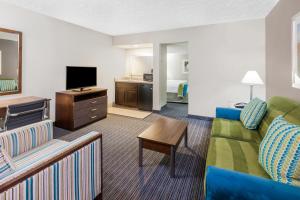 Holiday Inn Hotel & Suites Oklahoma City North, an IHG Hotel的电视和/或娱乐中心