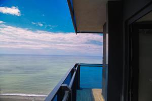 巴统Elegance Sea View Aparthotel In Orbi City Batumi的从大楼的阳台上可欣赏到海景