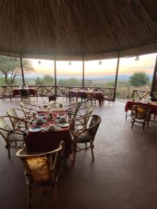 MakuyuniMaasai Eco Boma & Lodge - Experience Maasai Culture的一套桌子和椅子