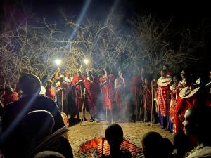 MakuyuniMaasai Eco Boma & Lodge - Experience Maasai Culture的一群站在人群前面的人