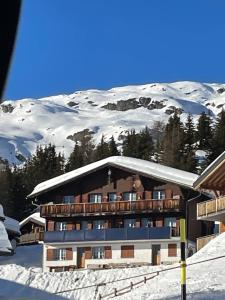 贝特默阿尔卑Chalet La Montanara的雪覆盖的山地的滑雪小屋