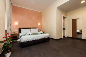 罗马天堂旅馆的酒店客房,配有床和镜子