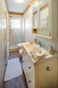 科尔蒂纳丹佩佐CiasaToa的白色的浴室设有水槽和卫生间。