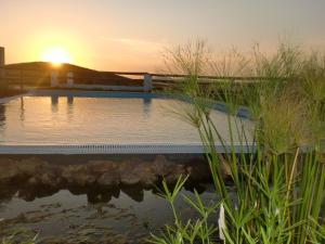 莫托拉Horta da Quinta的一座享有日落美景的游泳池