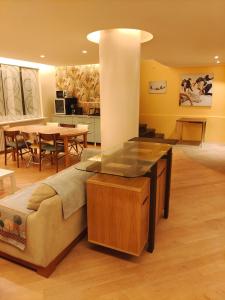 林茨Spacious Apartment in Calm Area for Groups or Families的客厅配有沙发和桌子