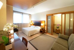 米兰德埃斯特酒店的酒店客房设有床和客厅。