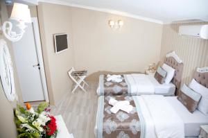 伯萨卡迪肯纳吉温泉酒店的酒店客房,设有两张床和一张鲜花桌。