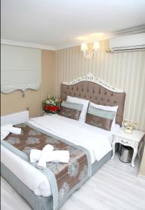伯萨卡迪肯纳吉温泉酒店的一间卧室,卧室内配有一张大床