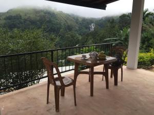 埃拉茶姆奥迪亚乡村民宿的山景阳台上的桌椅