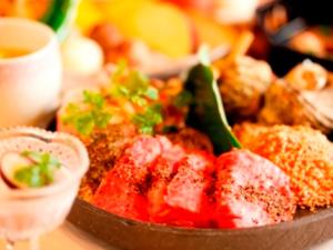 箱根箱根小涌谷温泉水之音传统日式旅馆的桌上一盘带肉和蔬菜的食物