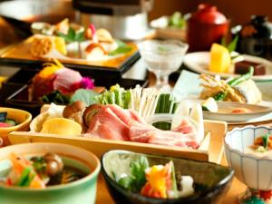 箱根箱根小涌谷温泉水之音传统日式旅馆的一张桌子上放着许多盘子的食物