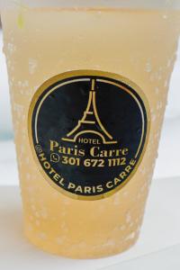 巴耶杜帕尔Hotel Paris的一杯啤酒,上面有艾菲尔铁塔