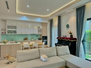 Nhơn TrạchRosies' Home Swanbay的带沙发的客厅和厨房