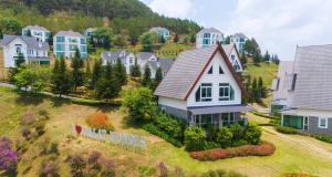 大叻Dalat Wonder Resort的住宅区山丘上的房屋