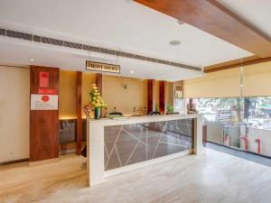 勒克瑙Hotel Sandstone INN的一间大厨房,在房间内配有柜台