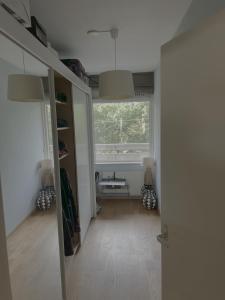 埃因霍温Spacious room in a shared apartment in eindhoven的一间设有门窗的走廊客房