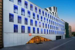 德布勒森Hilton Garden Inn Debrecen City Center的建筑的侧面有标志