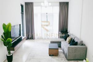 迪拜1BR Near Metro-Airport Ideal for Families & Biz的带沙发和电视的客厅