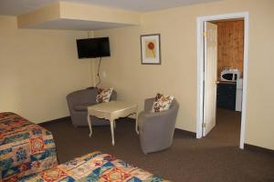 Dwight春湖度假酒店的配有床、椅子和桌子的酒店客房
