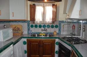 布维翁卡萨菲娜度假屋的厨房配有水槽和炉灶