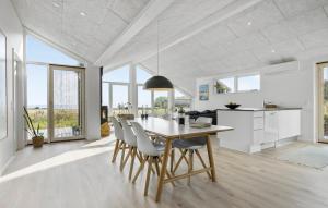 AlstedGorgeous Home In Nykøbing M With Kitchen的厨房以及带桌椅的用餐室。