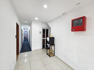 牛汝莪New Mawlaya Hotel Penang的白色墙壁上的电视走廊