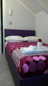 都灵曼萨达帕拉提公寓的一间卧室配有一张带紫色床罩的床