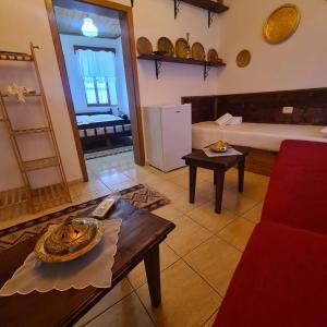 吉诺卡斯特SANTA ROOM-OLD BAZAAR CENTER-Gjirokaster的客厅配有沙发和桌子