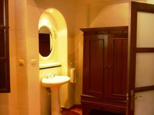 科阿特佩克梅森德尔阿弗莱兹科特佩酒店的一间带水槽和镜子的浴室